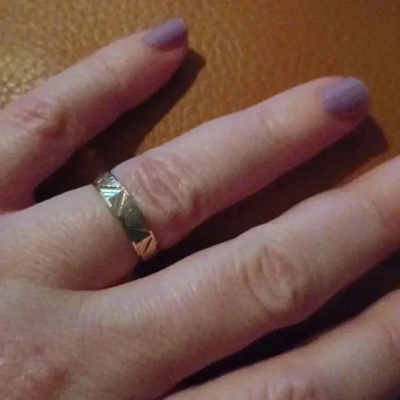 💙🌹New yellow tone wedding band - Picture 3 of 8